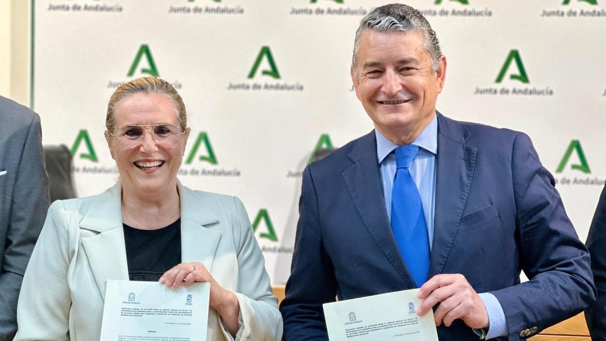 La alcaldesa Ana Mula y el consejero de Sanidad Antonio Sanz firman un nuevo acuerdo para abrir un centro de urgencias de Atención Primaria en Fuengirola.