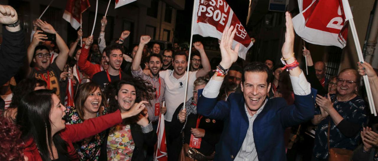 Rubén Alfaro celebra la victoria en las elecciones municipales