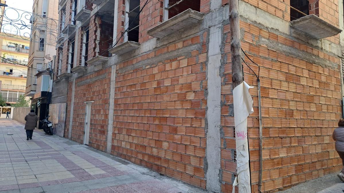 Estado actual del inmueble, con la planta baja 'amurallada'.