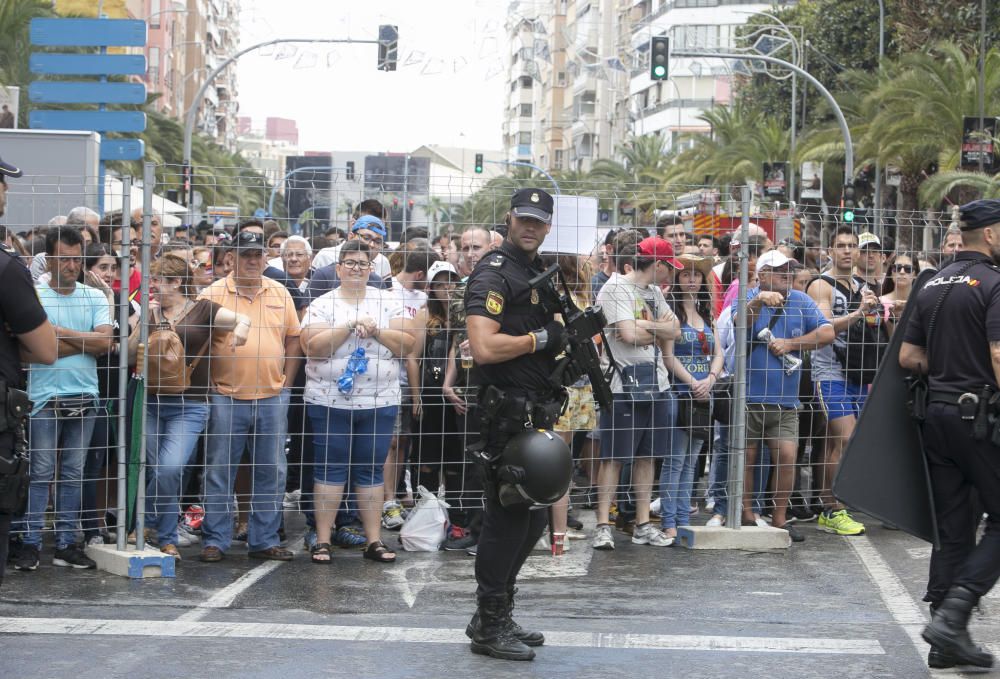 Primera mascletá de las Hogueras del 90 aniversario.