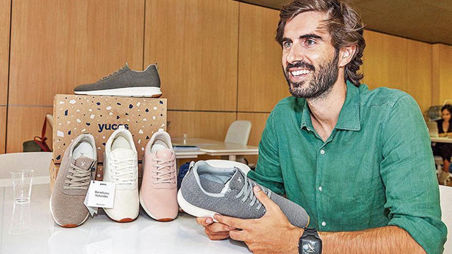 Pablo Mas mit seinen Yuccs. Die auf Frauenfüße zugeschnittenen Modelle in Rosa und Weiß gibt es in den Größen 36-41, die Unisex-Modelle in Beige, Grau, Khaki, Blau und Schwarz in 40-44.