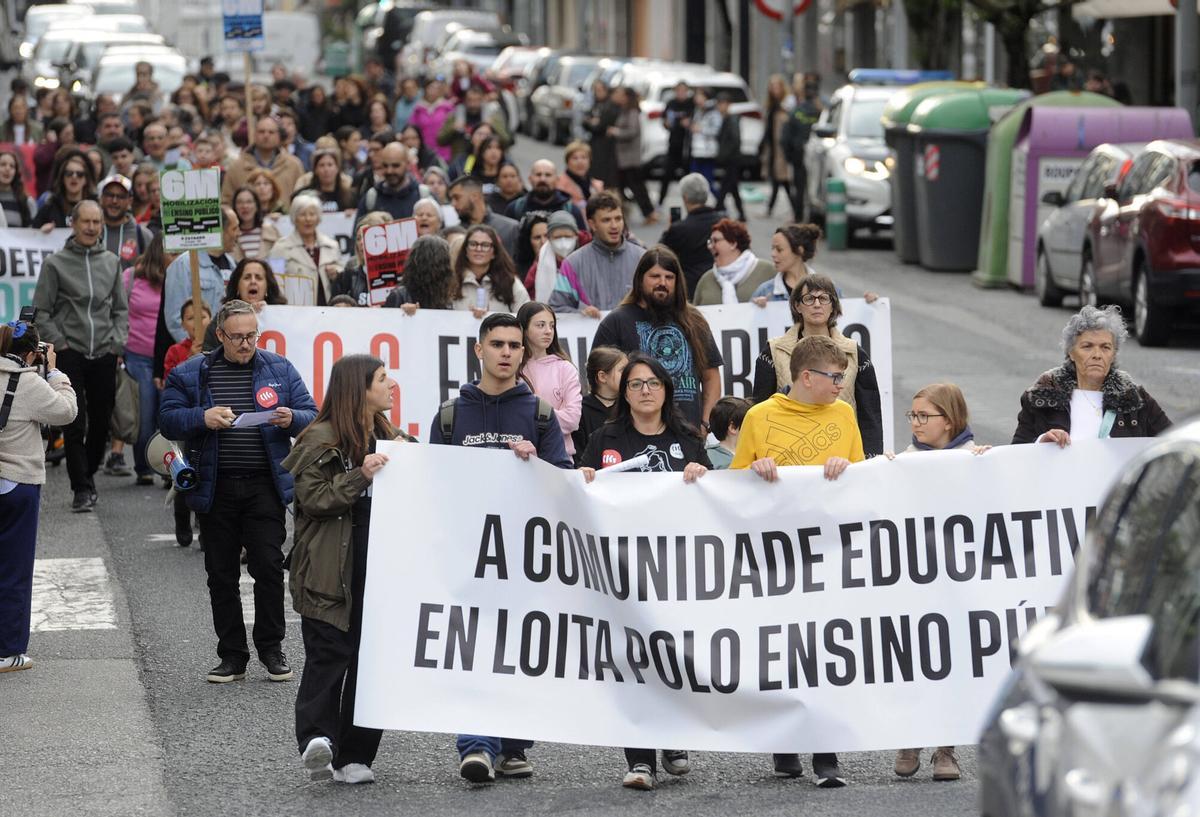 Centares de manifestantes recorren las calles de A Estrada.