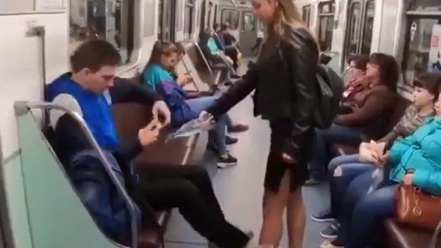 La acción de una feminista contra el &#039;manspreading&#039;: echa lejía en la entrepierna de los hombres