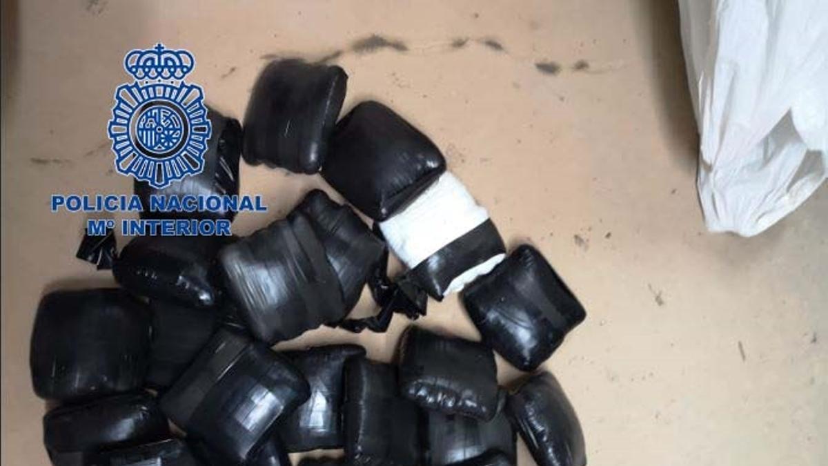 Fajos de hachís encontrados en el interior del vehículo por la Policía Nacional