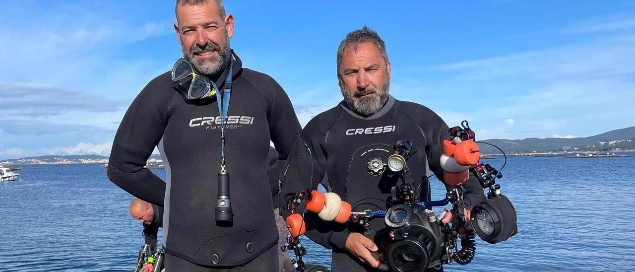 Dos submarinistas antes de la inmersión en aguas de A Illa con una cámara submarina.