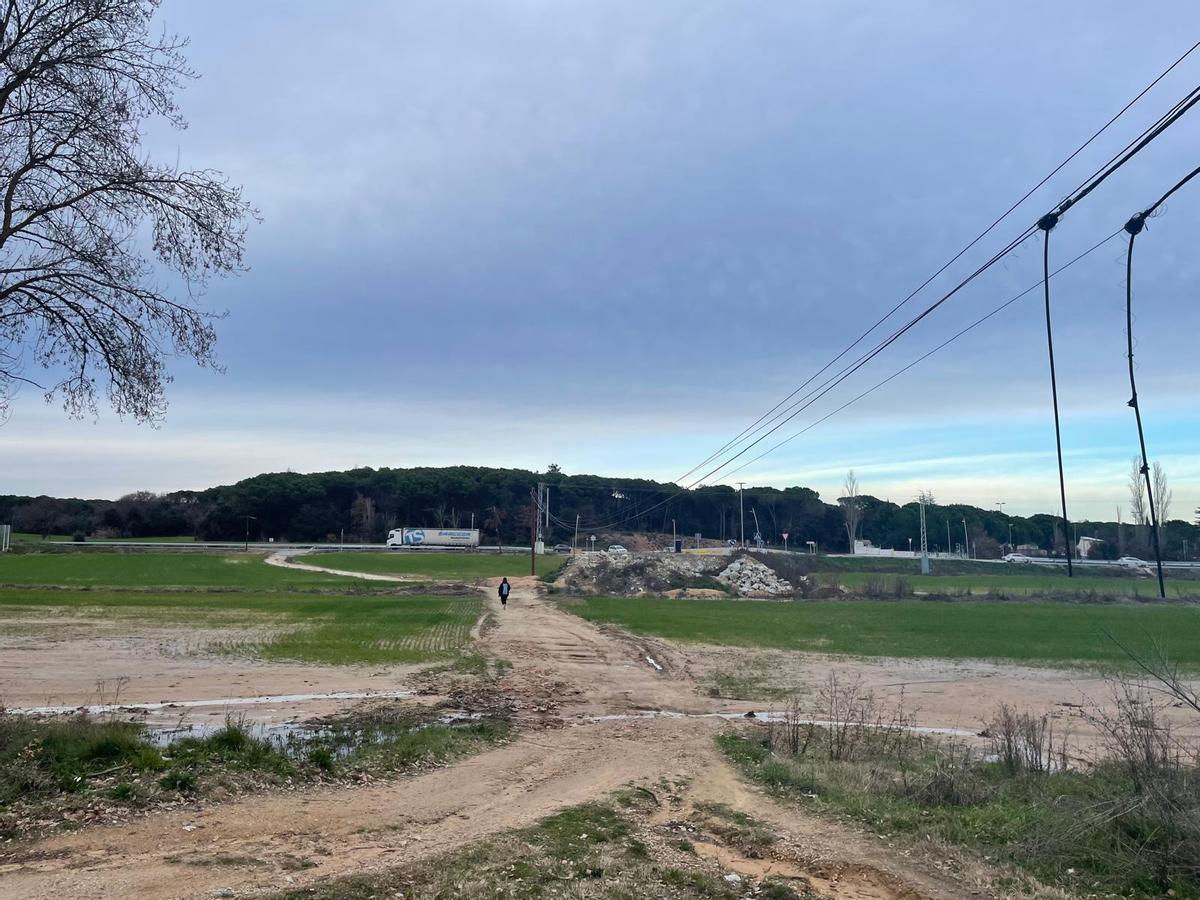 El camí d'accés cap al nucli de Caldes per la nova rotonda, pendent d'executar.