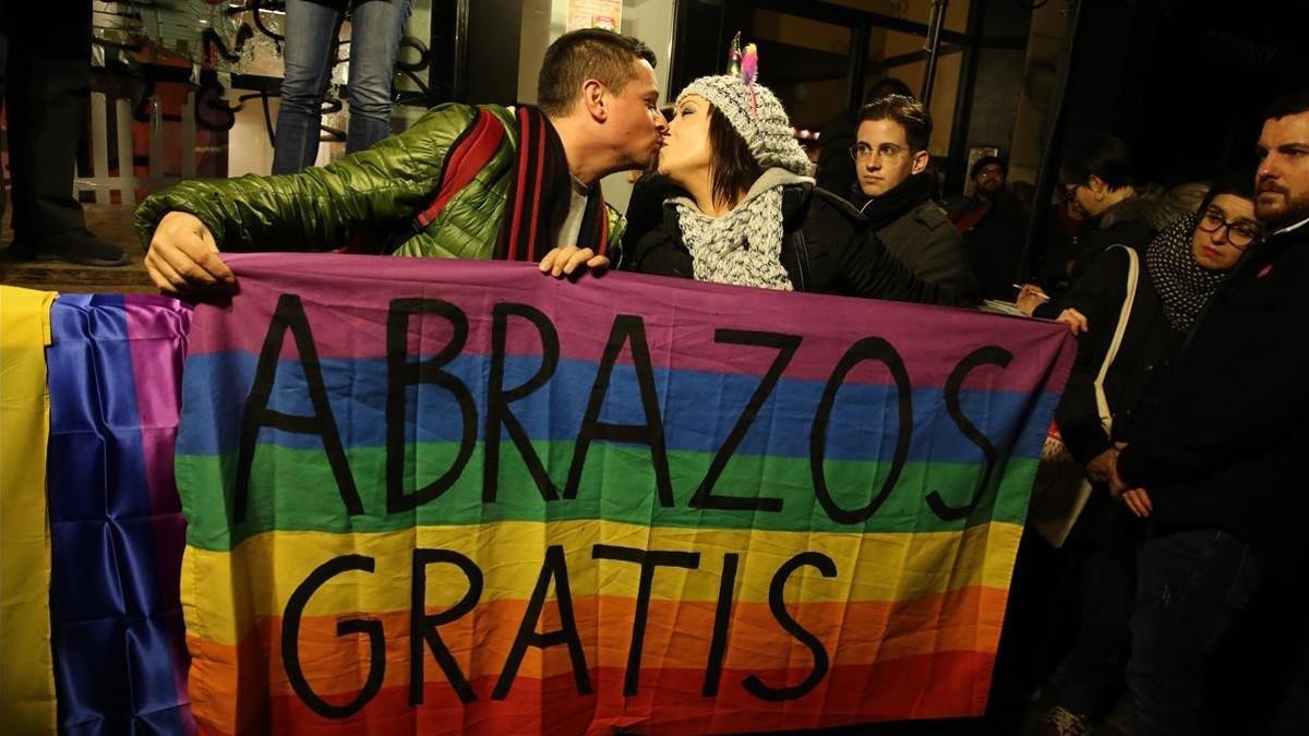 Concentracion delante el centro LGTBI atacado ayer con pintadas y cristales rotos.