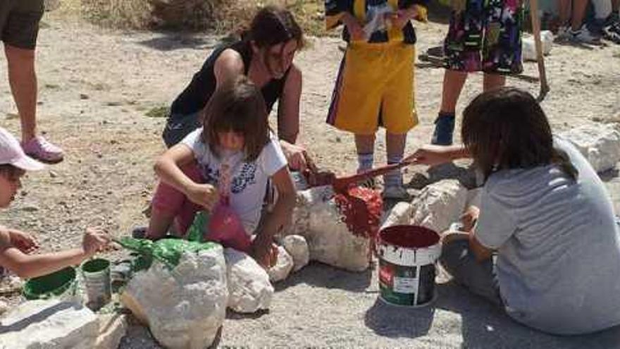 La tarea de los más pequeños ha sido pintar las piedras del itinerario.