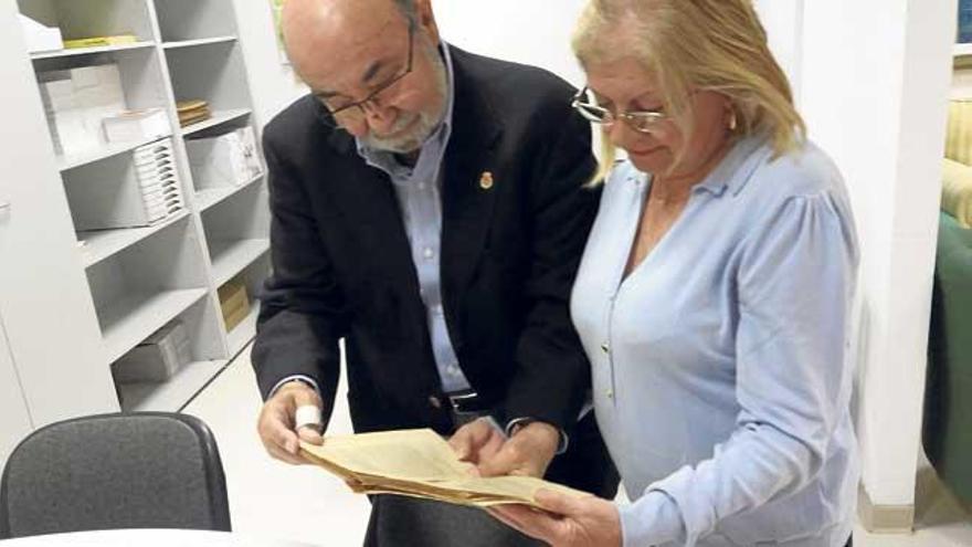Paco Llabrés y Amalia Caldentey hojean el libro escrito por Vázquez Humasqué.