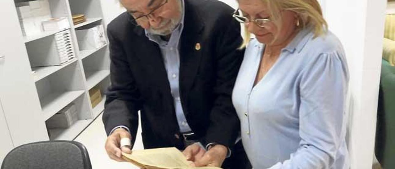 Paco Llabrés y Amalia Caldentey hojean el libro escrito por Vázquez Humasqué.