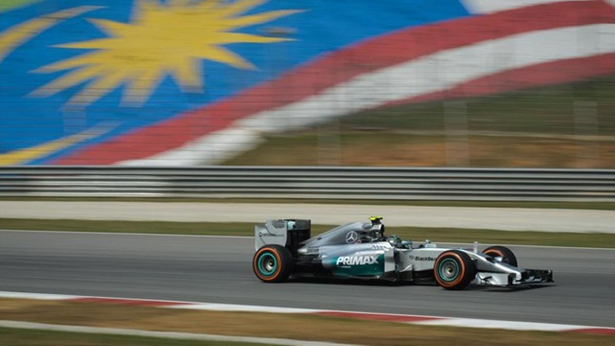 Rosberg, al volante de su Mercedes, en los ensayos libres del GP de Malasia.