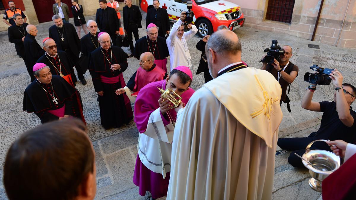 El ya obispo de Plasencia, besando el &#039;Lignum crucis&#039;.