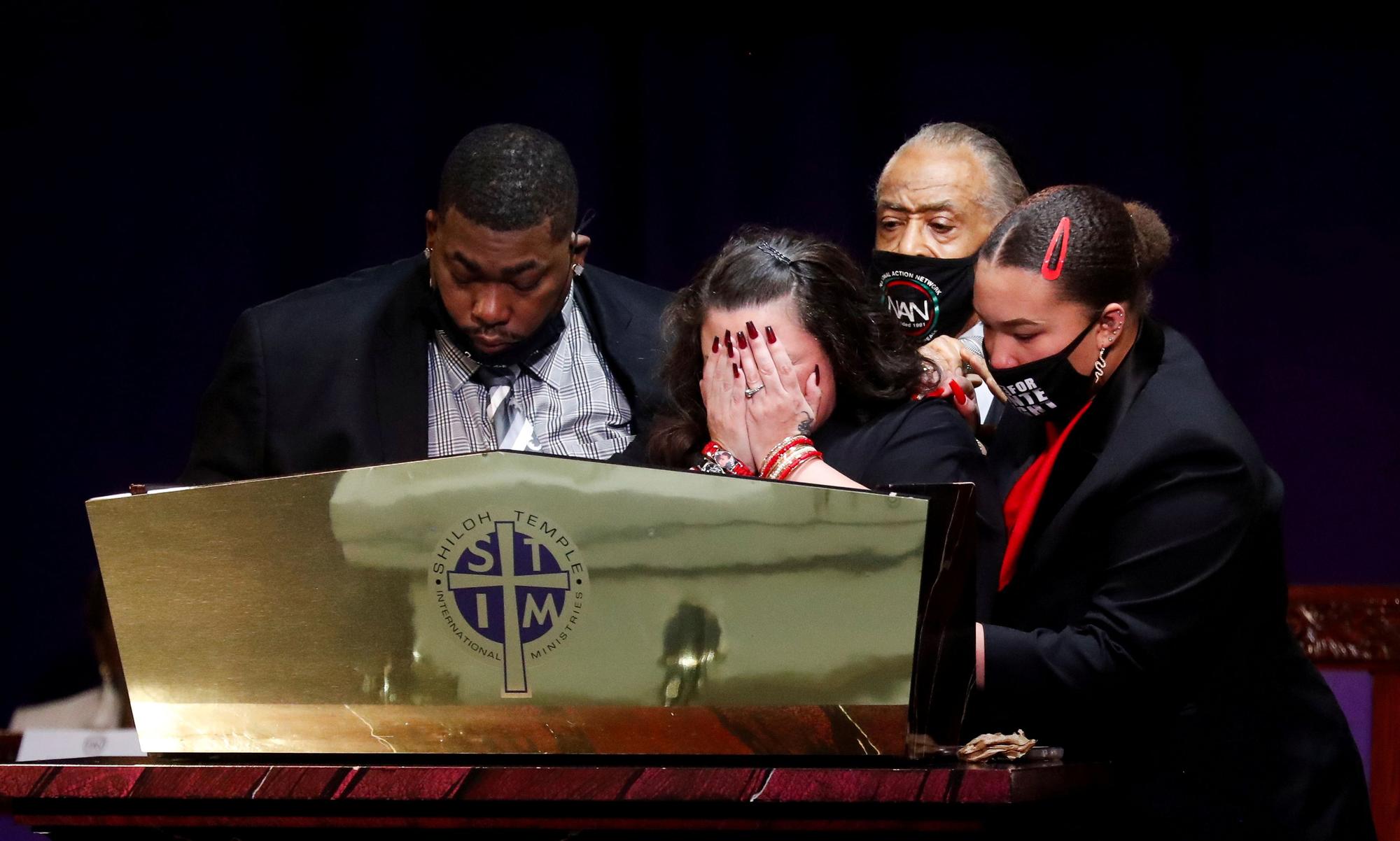 Familiares de Daunte Wright lloran en su funeral