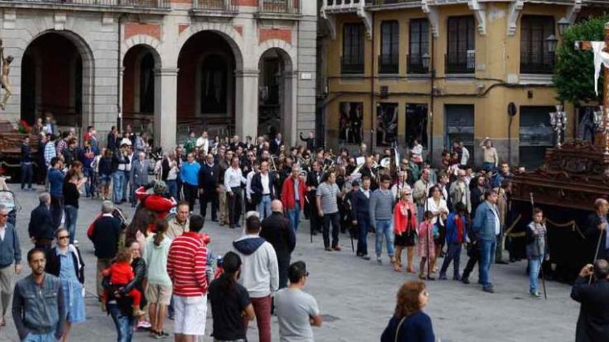 Los dos pasos en su camino por la Plaza Mayor hacia San Juan.