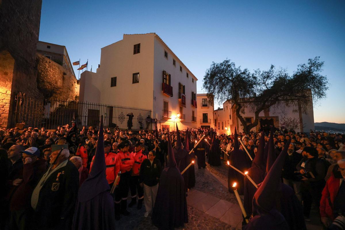 Asistentes, el pasado viernes, al Santo Entierro en Vila.