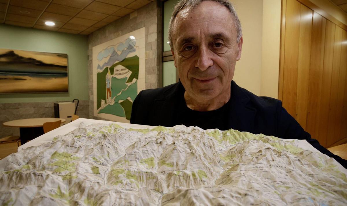 Silvo Karo, ayer, ante una maqueta de los Picos de Europa, en la sede de la Agrupación Montañera Astur Torrecerredo.