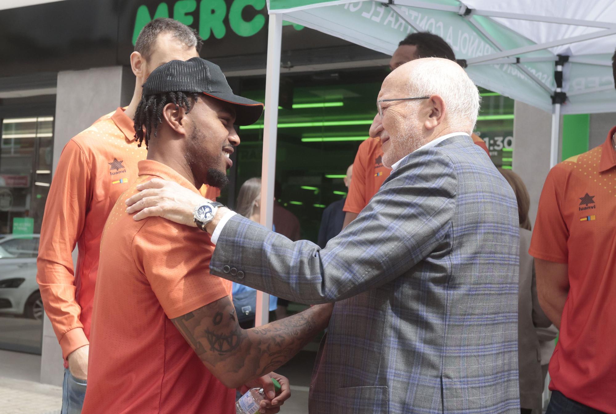 Mesa de cuestación contra el cáncer con Valencia Basket, Juan Roig y Hortensia Herrero