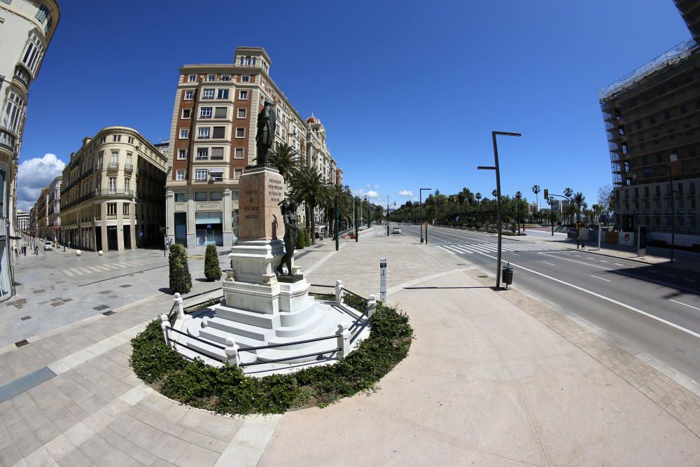 Tras varios días marcados por la lluvia, el sol vuelve a brillar en Málaga este viernes que, aún siendo Viernes de Dolores, sigue siendo un viernes en cuarentena. Pocas o ninguna persona por las siempre concurridas calle Larios, plaza de la Constitución o la renovada Alameda Principal. Tampoco nadie en la plaza de la Marina, cuando son ya prácticamente tres las semanas que llevamos de confinamiento obligatorio tras decretarse el estado de alarma por la pandemia de coronavirus.