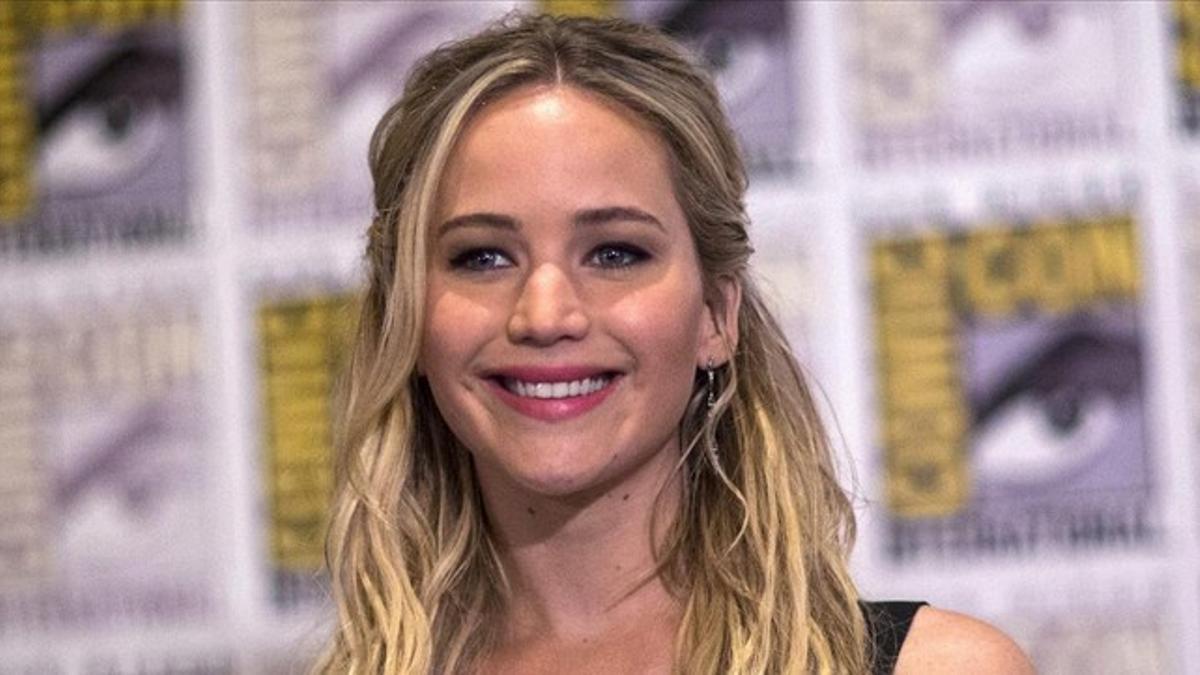 fimediocast member jennifer lawrence poses at a press lin150820193401