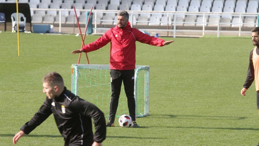 Gustavo Munúa da instruccines durante un entrenamiento en el Cartagonova.