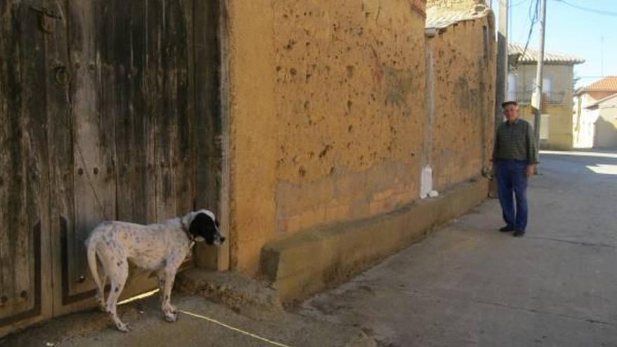 Un vecino de La Torre del Valle observa el contador de agua instalado en una casa de la calle Canalejos