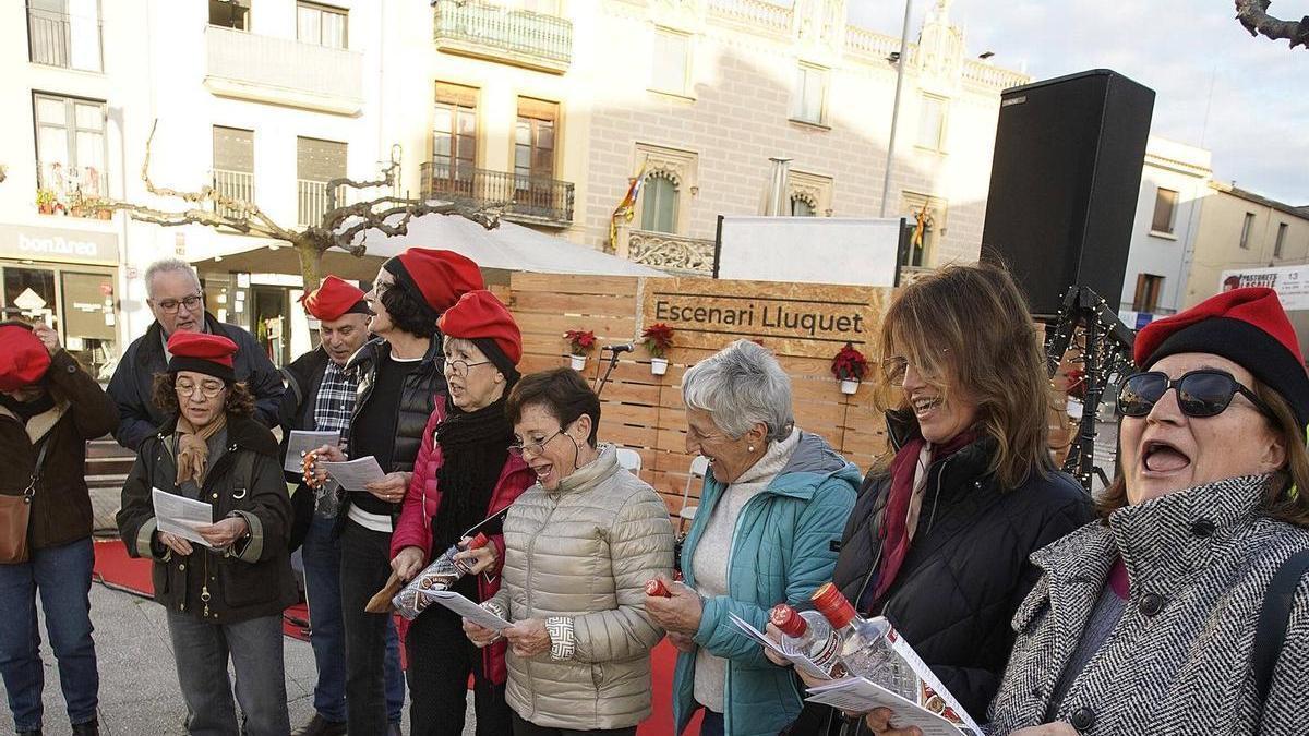 Un grup de persones cantant nadales, en el marc de la festa familiar.