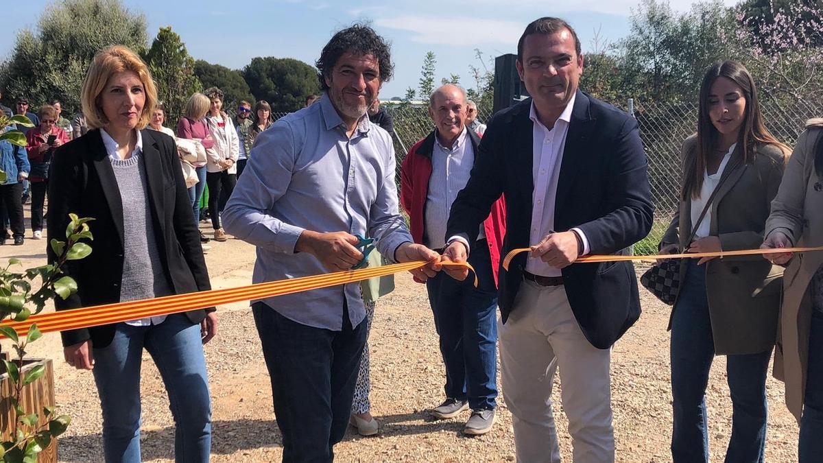 El corte formal de cinta en la inauguración del laberinto de Peñíscola.