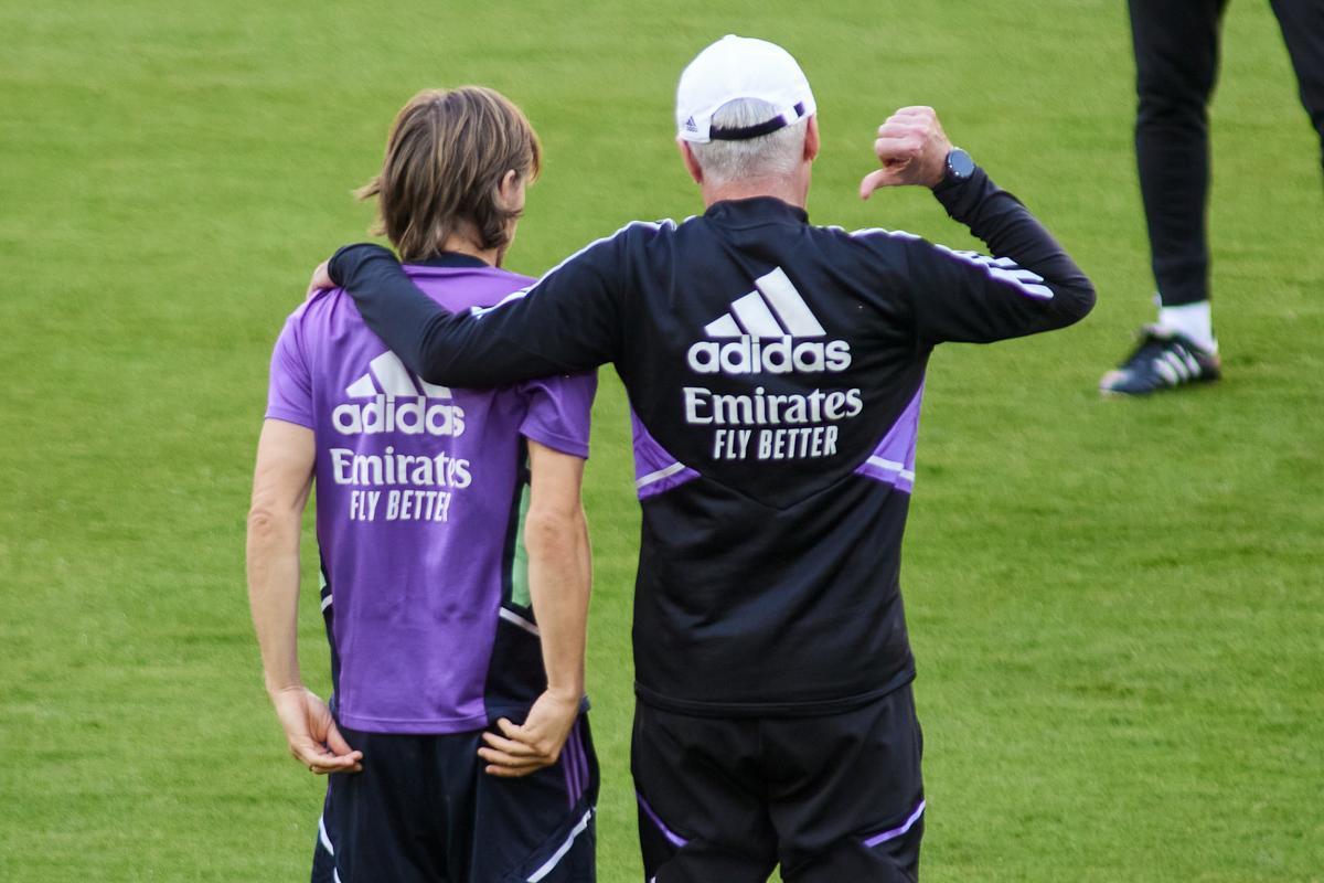 El mediocampista croata Luka Modric y el técnico italiano Carlo Ancelotti, en la previa a la final de Copa del Rey.