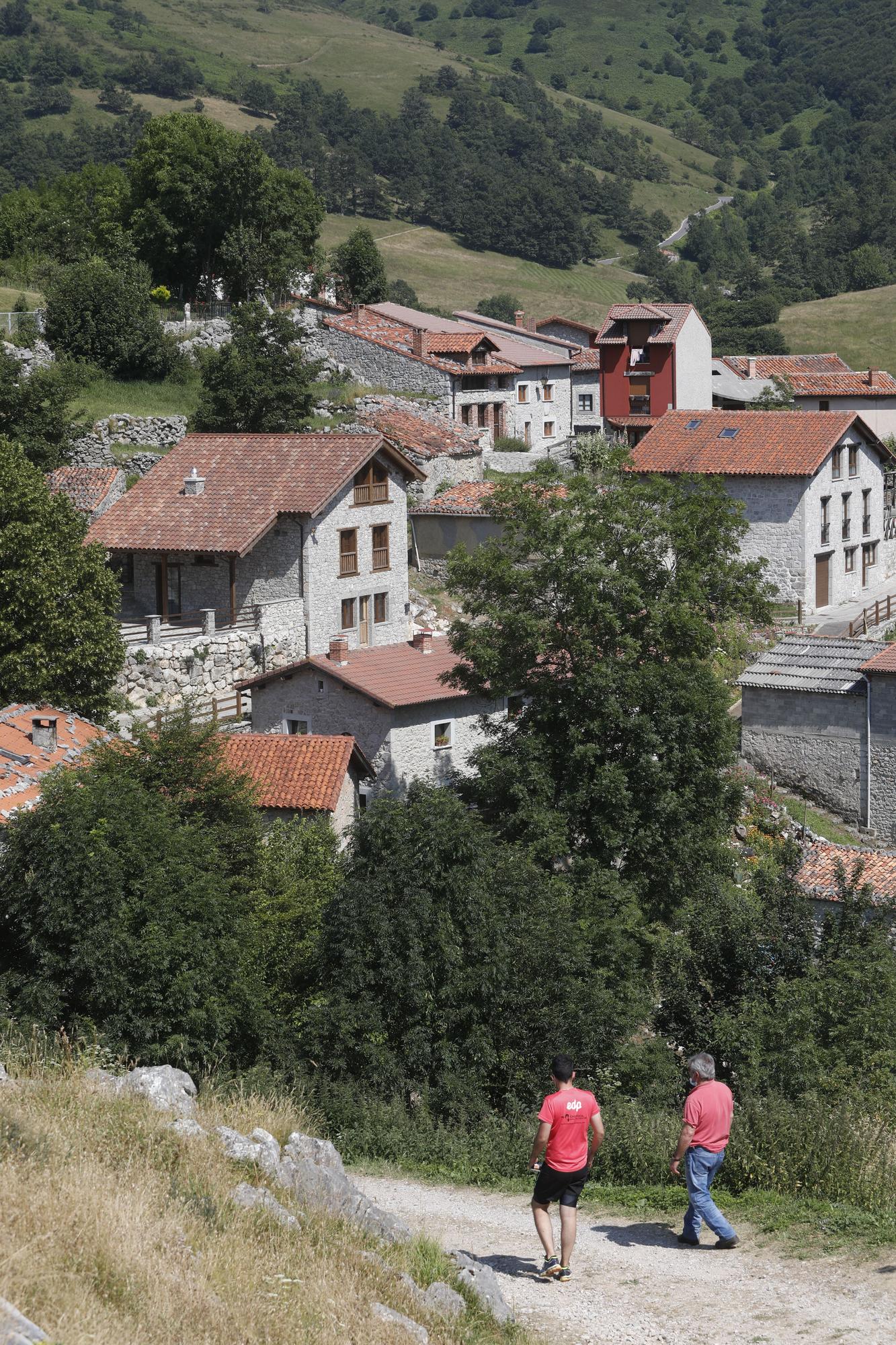 Sotres, un pueblo abrazado por las montañas