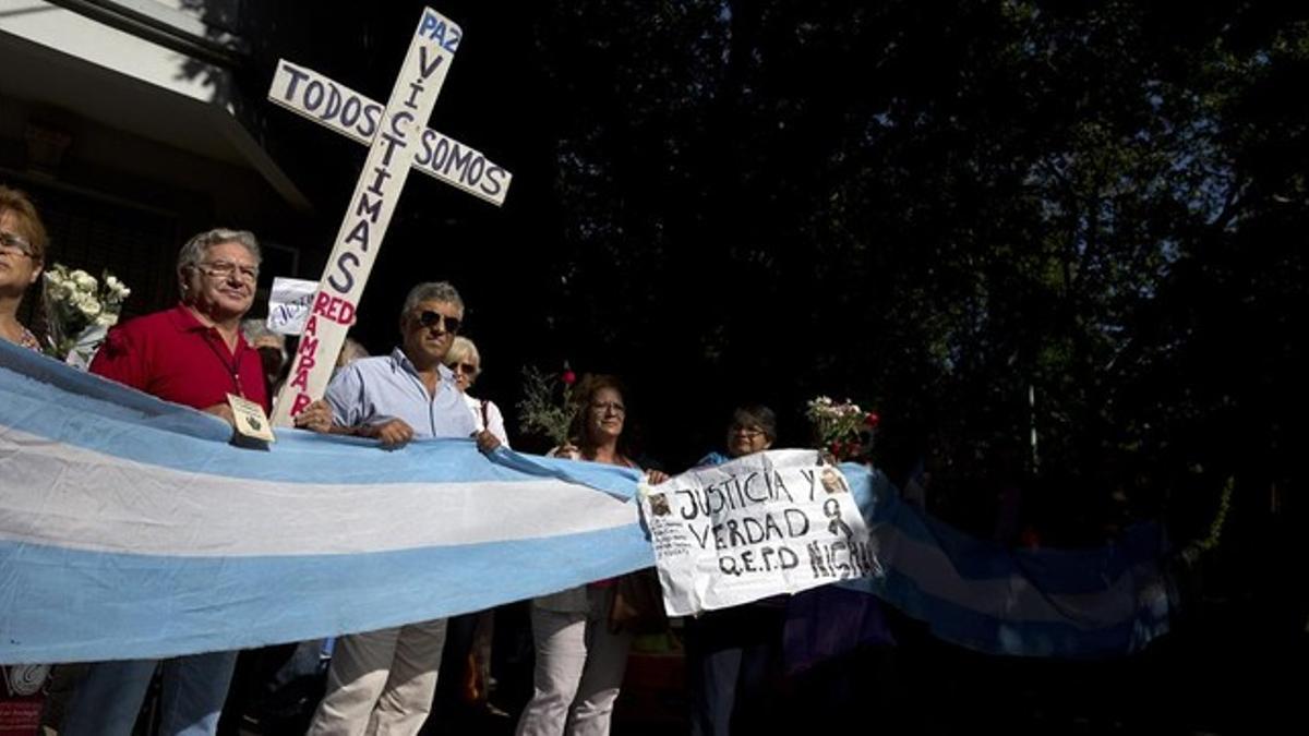 Un grupo de personas dan el último adiós al fiscal Nisman, este jueves, en Buenos Aires.