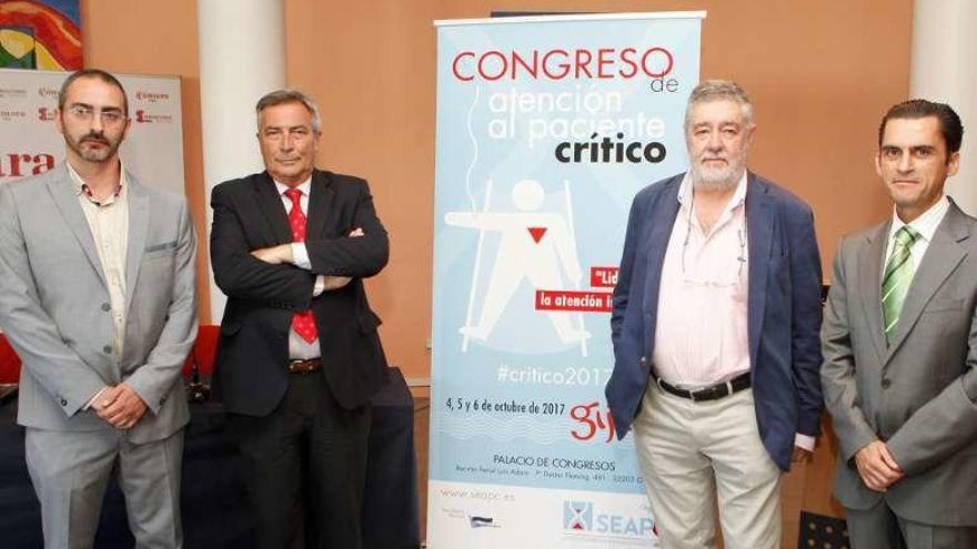 Por la izquierda, Jonathan Gutiérrez, Álvaro Muñiz, el doctor Juan Figaredo y Juan Manuel Sánchez Baizán.