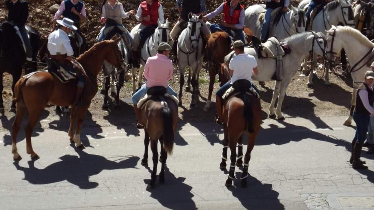 Grupo de jinetes concentrado durante una actividad en un año anterior.