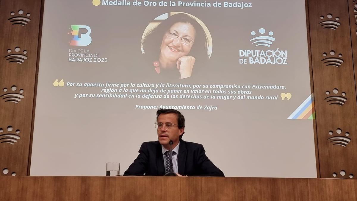 Miguel Ángel Gallardo, durante la presentación de las Medallas y Premios de la Provincia de Badajoz.