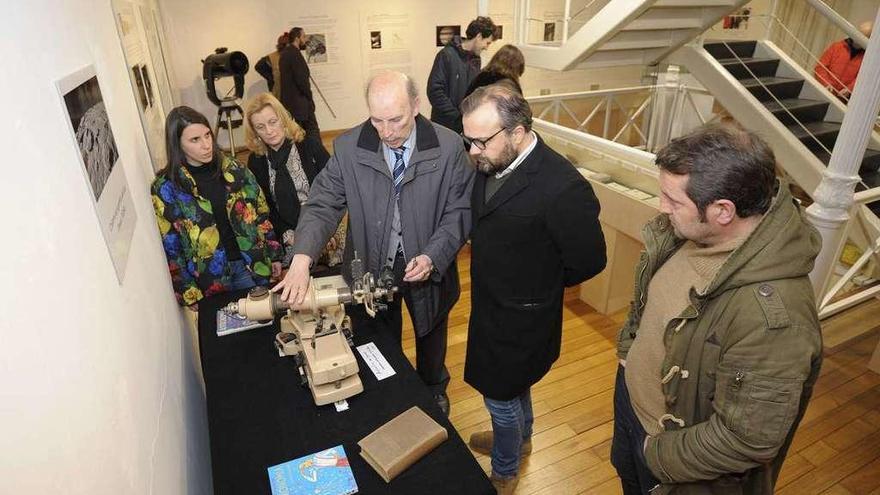 Asistentes, ayer, a la inauguración de la exposición en el museo municipal de Lalín. // Bernabé/Javier Lalín