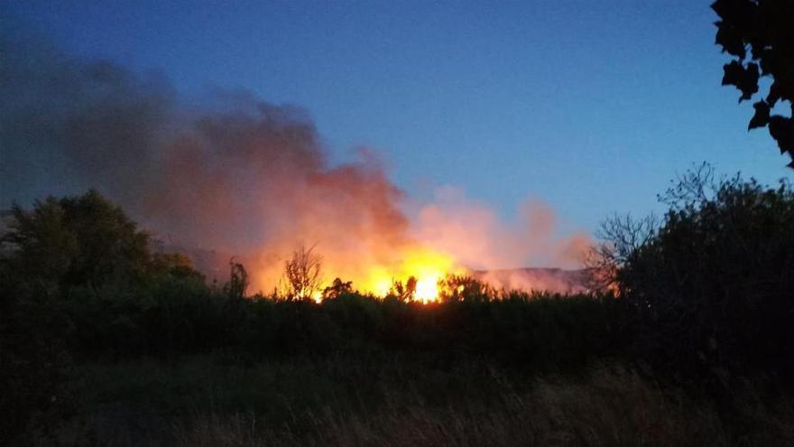 Un incendio declarado en un punto limpio quema 5 ha de rastrojos