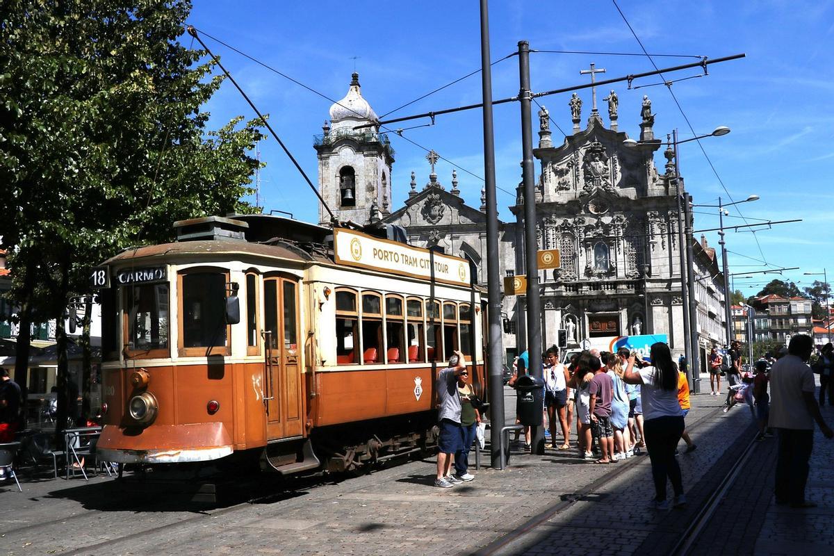 Un antiguo tranvía en Oporto