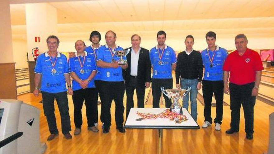 Componentes del 300 Oviedo, con el presidente de la Federación Española de Bolos.