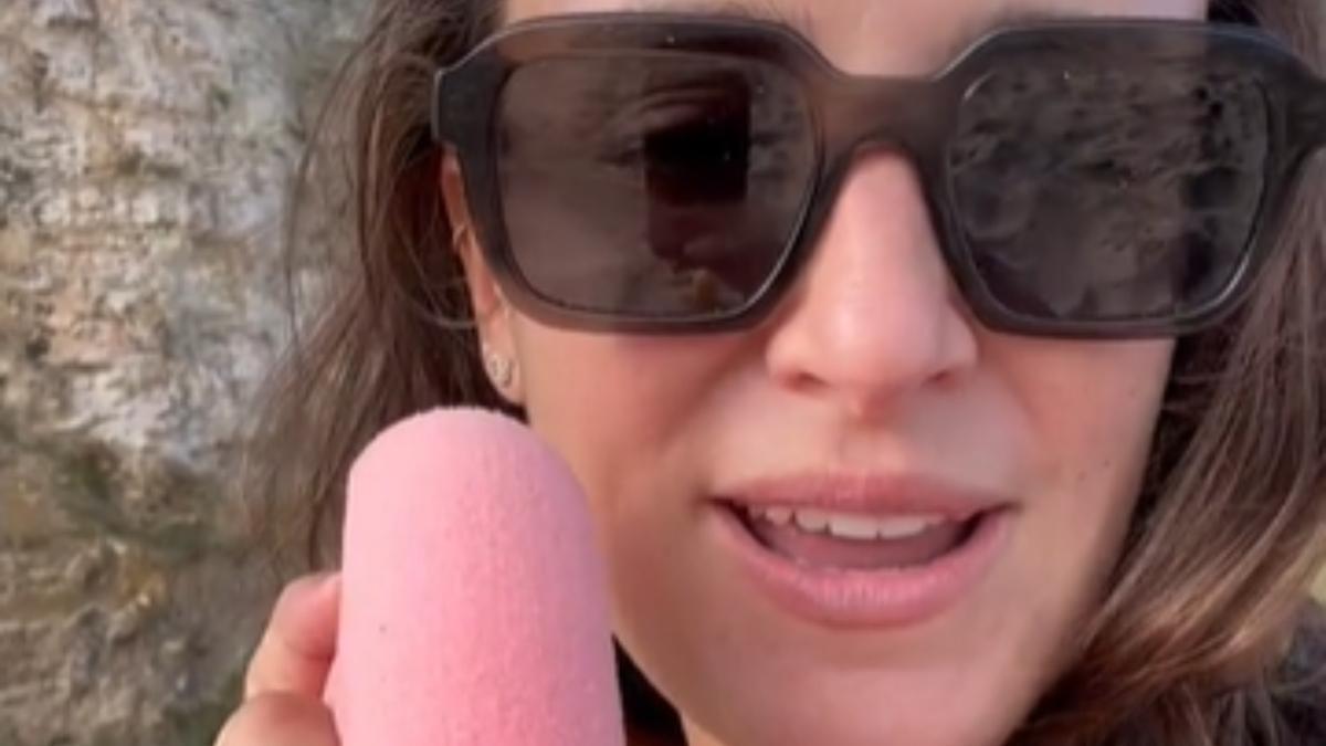 Marta Pombo y el truco de la esponja de baño para tener cero arena en la playa