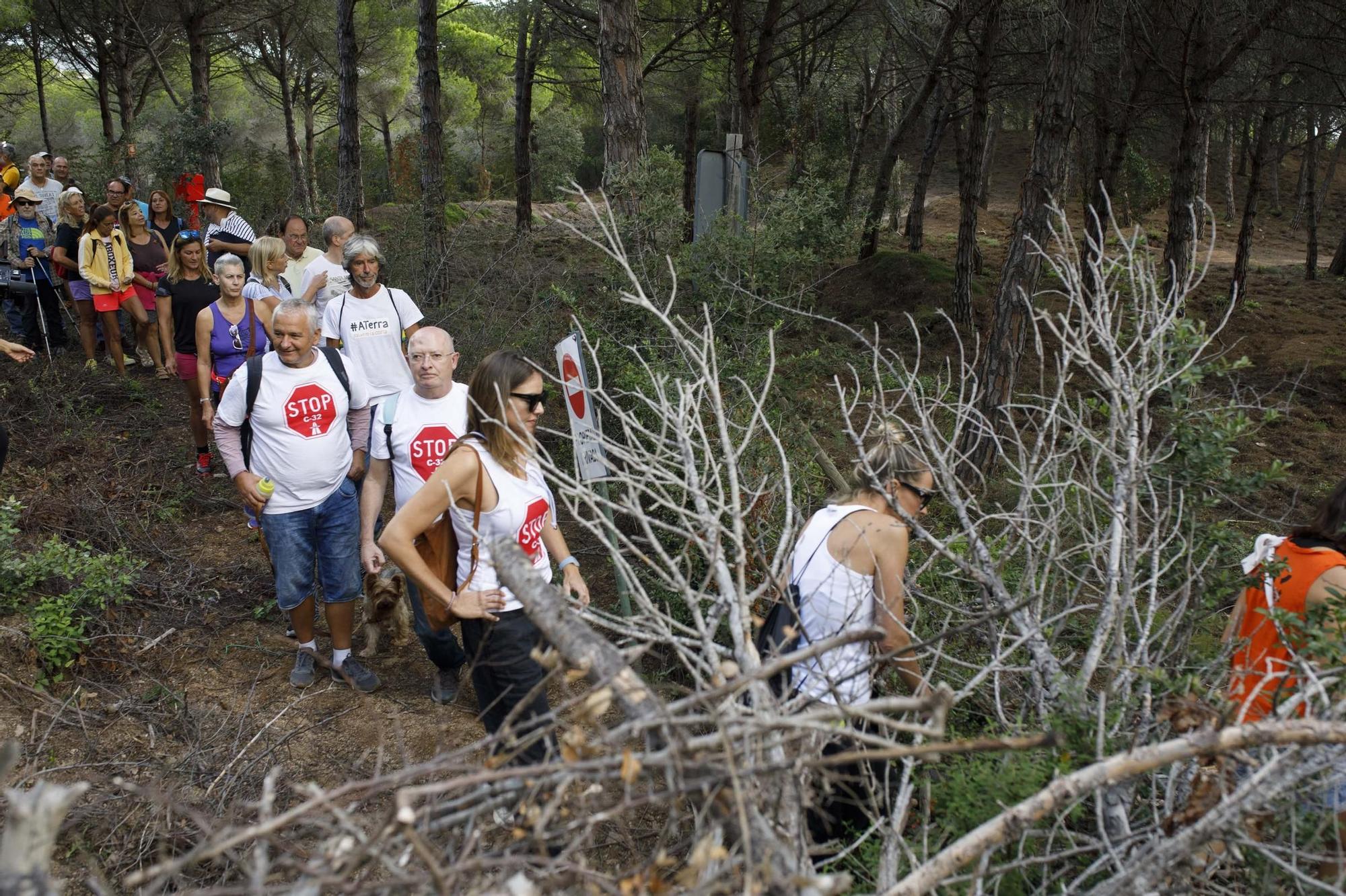 Els activistes han demanat la reobertura del camí de ronda al seu pas per Can Juncadella