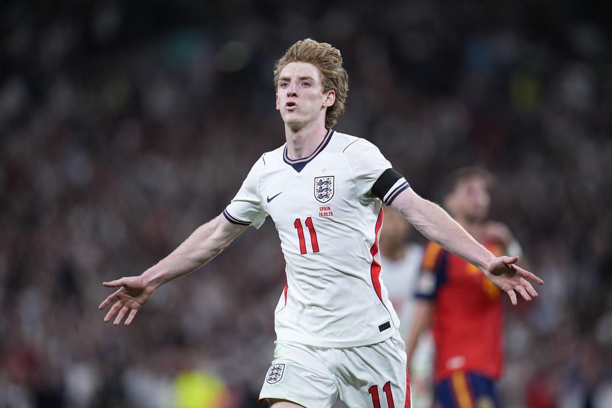 Anthony Gordon celebra el gol que hizo con Inglaterra