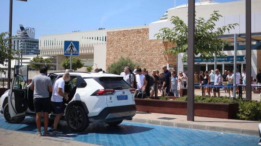 Miles de cruceristas colapsan de nuevo la zona de es Botafoc del puerto de Ibiza