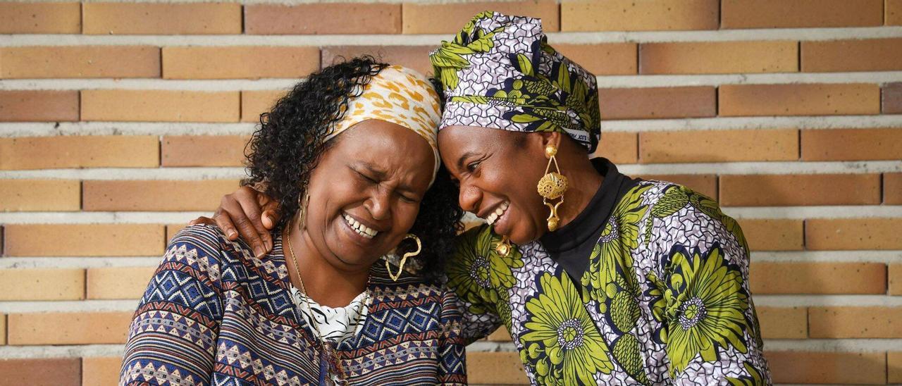 Asha Ismil (Save Girl Save Generation) y Aminata Soucko, de Farmamundi, ríen juntas