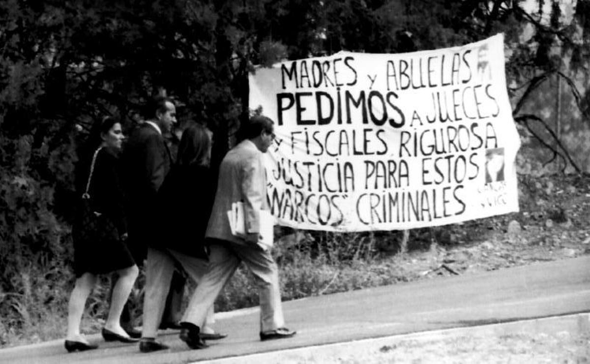 Pancarta de protesta en contra de narcotraficantes como Laureano Oubiña