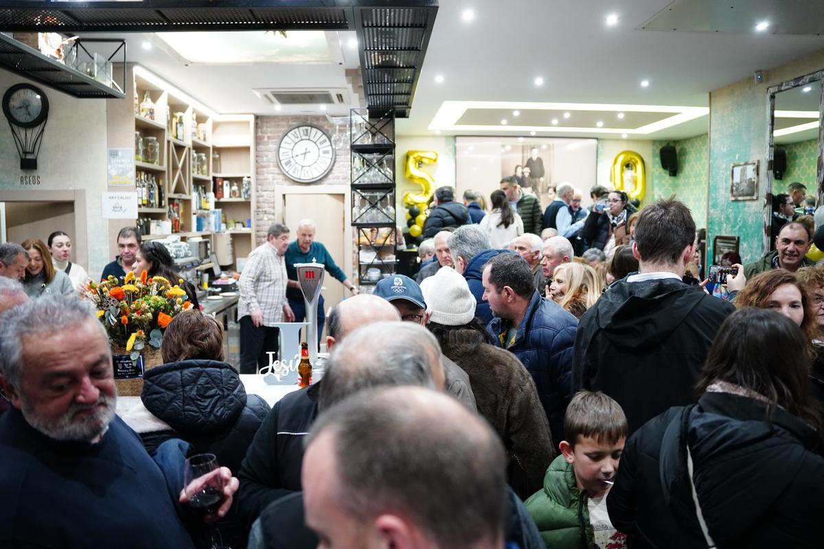 Ambiente en el local durante la celebración.