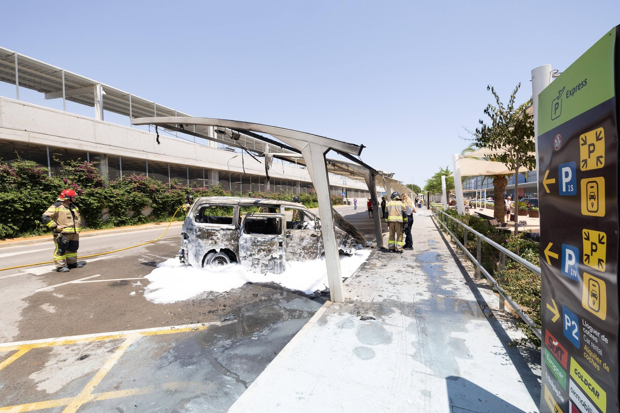 Todas las imágenes del incendio de un vehículo en el aeropuerto de Ibiza