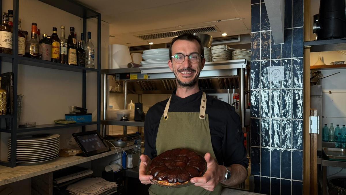 Aniol Pérez Font, xef d'El Rebost de Cadaqués, amb un pastís d'elaboració pròpia.