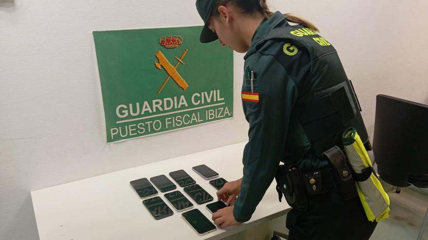 Teléfonos recuperados por la Guardia Civil.