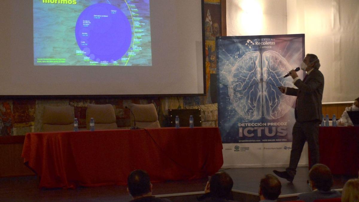 El doctor José Luis Santos durante la charla en la Casa de Cultura La Encomienda de Benavente. | E. P.