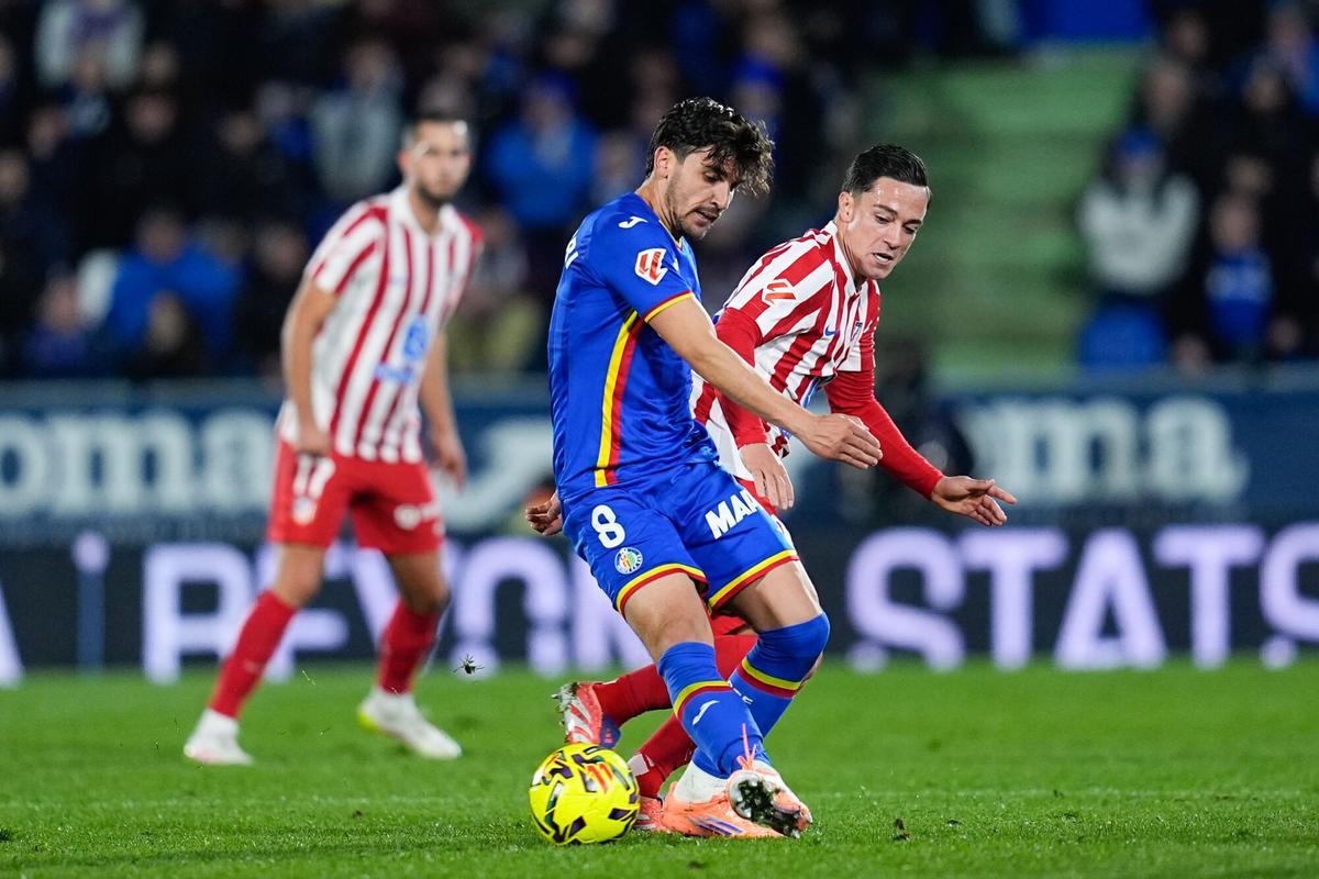 Mauro Arambarri of Getafe CF and Giacomo Raspadori of Atletico de Madrid compete for the ball during the Spanish League, LaLiga EA Sports, football match played between Getafe CF and Atletico de Madrid at Coliseum de Getafe stadium on November 23, 2025, in Getafe, Spain. AFP7 23/11/2025 ONLY FOR USE IN SPAIN. Dennis Agyeman / AFP7 / Europa Press;2025;SOCCER;SPAIN;SPORT;ZSOCCER;ZSPORT;Getafe CF v Atletico de Madrid - LaLiga EA Sports;