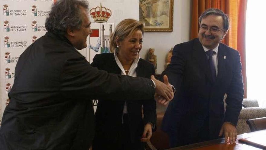 Firma del convenio entre Roales y Zamora en 2008.